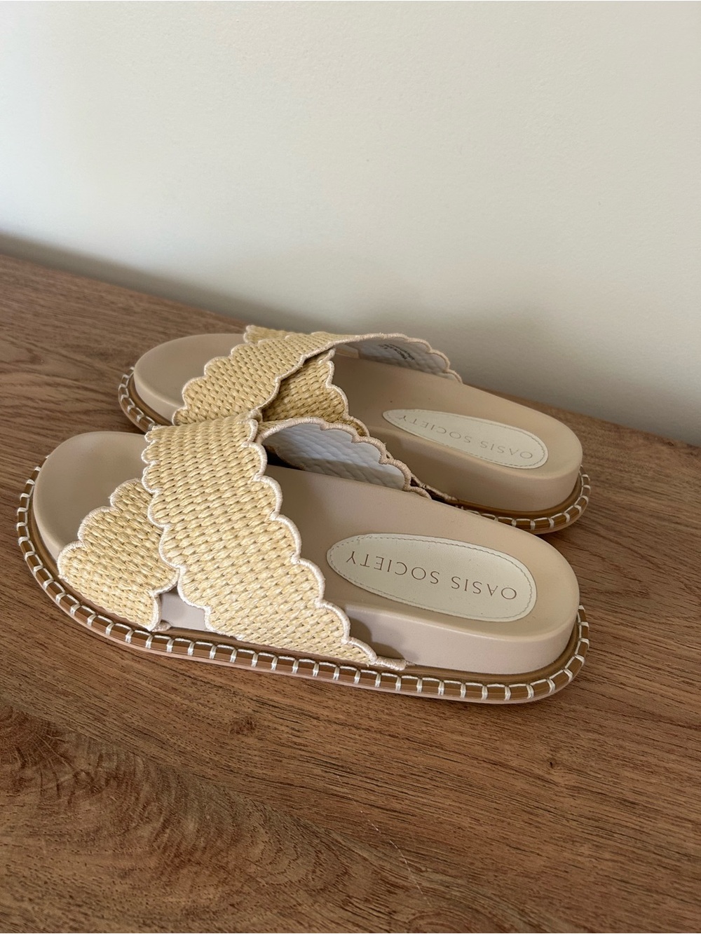 Oasis Society Women's Cream Woven Scallop Slide Sandals